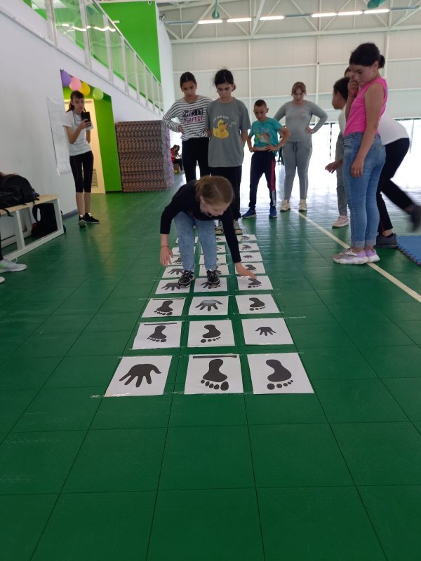 De pe holurile școlii în pridvorul bisericii 178122