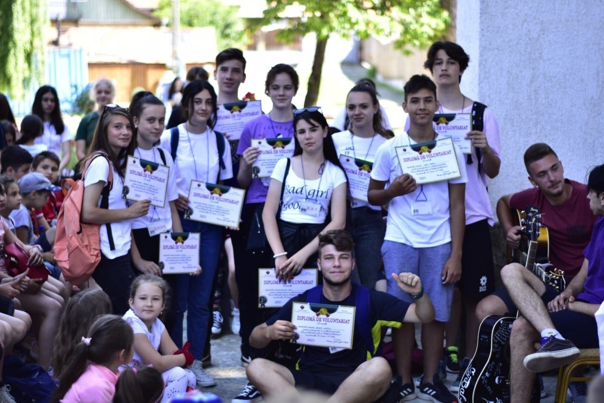 De pe holurile școlii în pridvorul bisericii 178123