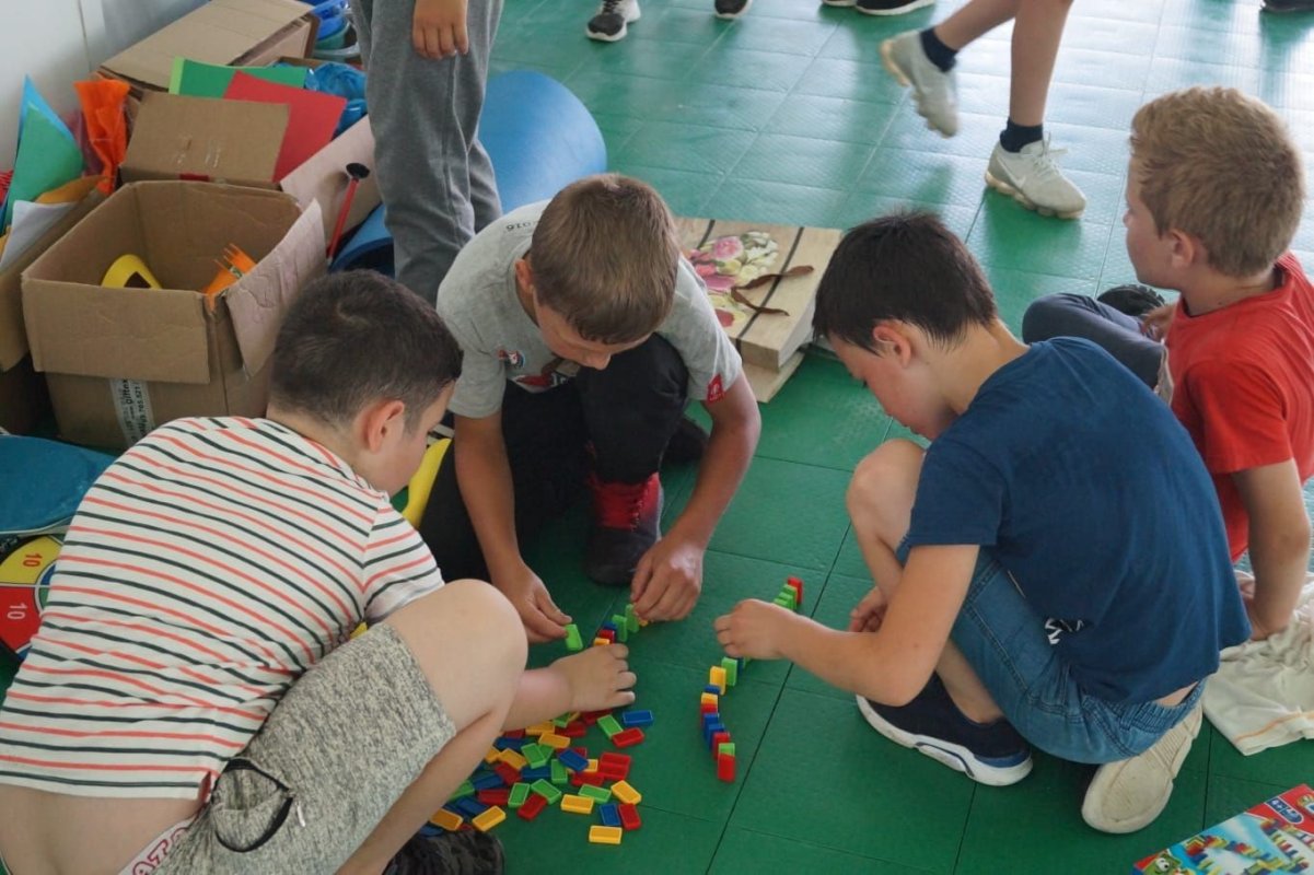 De pe holurile școlii în pridvorul bisericii 178124