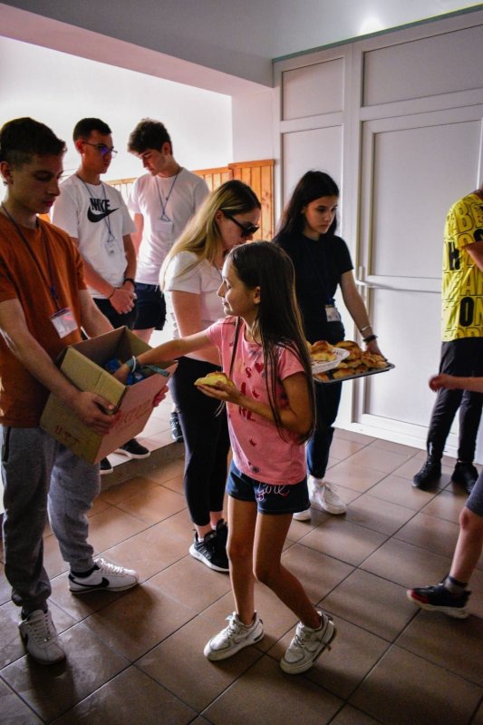 De pe holurile școlii în pridvorul bisericii 178125