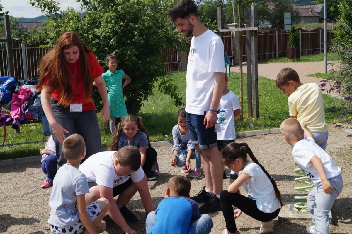 De pe holurile școlii în pridvorul bisericii 178126