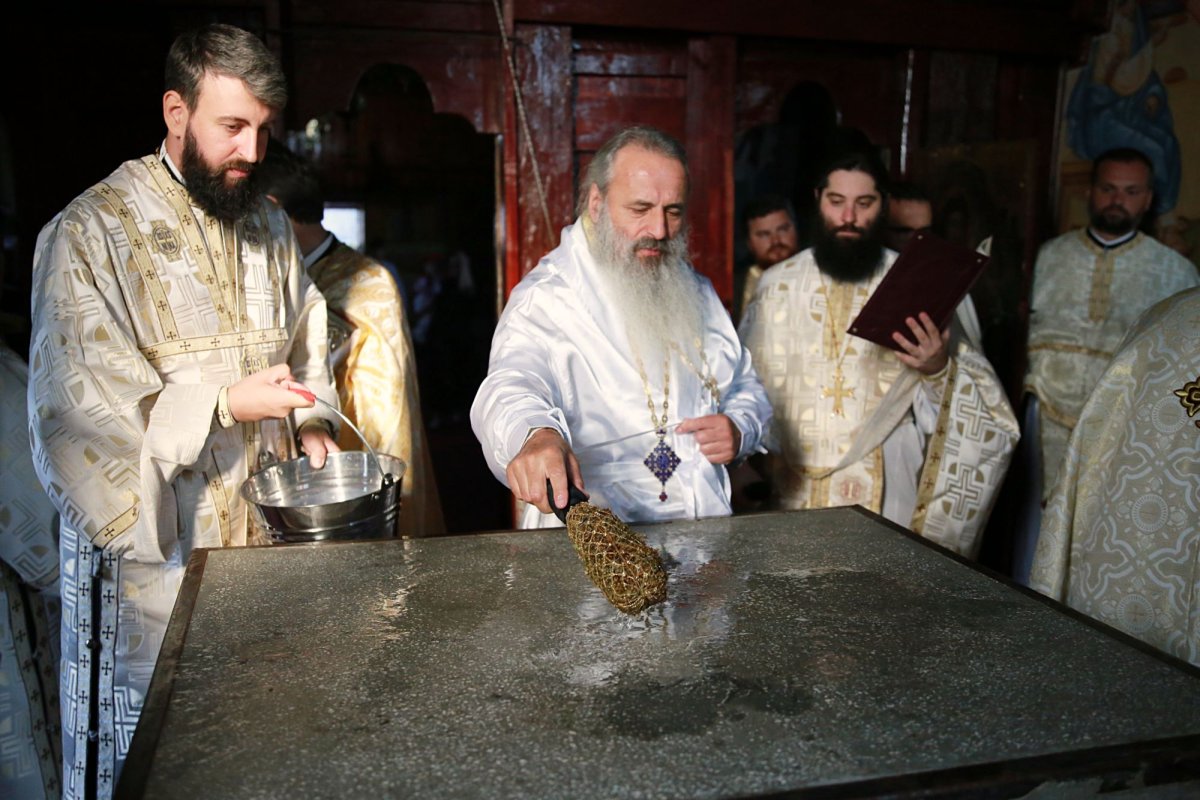 Biserica din Obrijeni a îmbrăcat  veșmântul sfințirii 178200