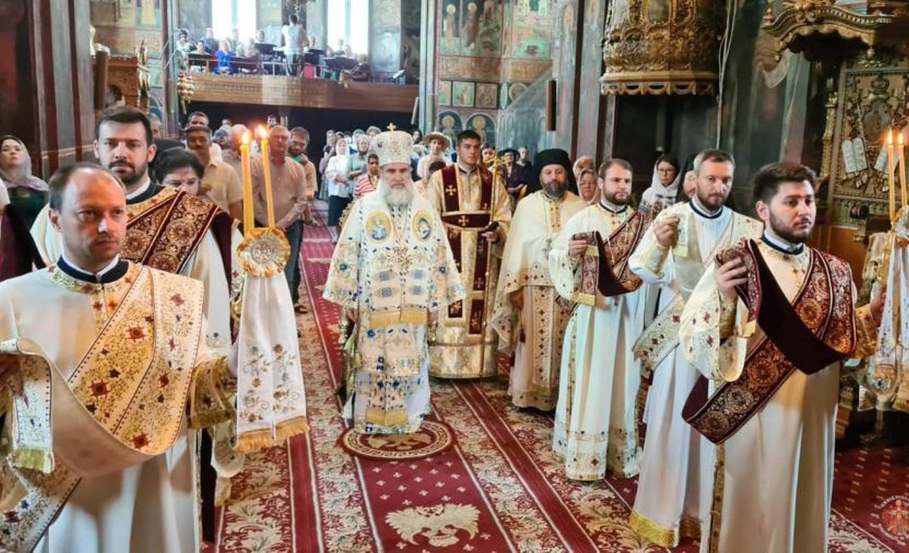Slujire arhierească la Catedrala Arhiepiscopală din Roman 178398
