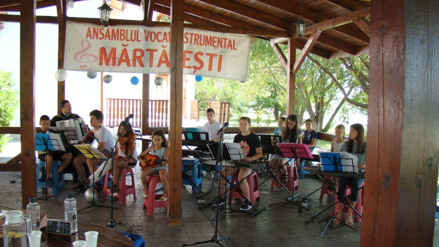 Bucurii pentru copiii din localitatea brăileană Mărtăceşti 178564