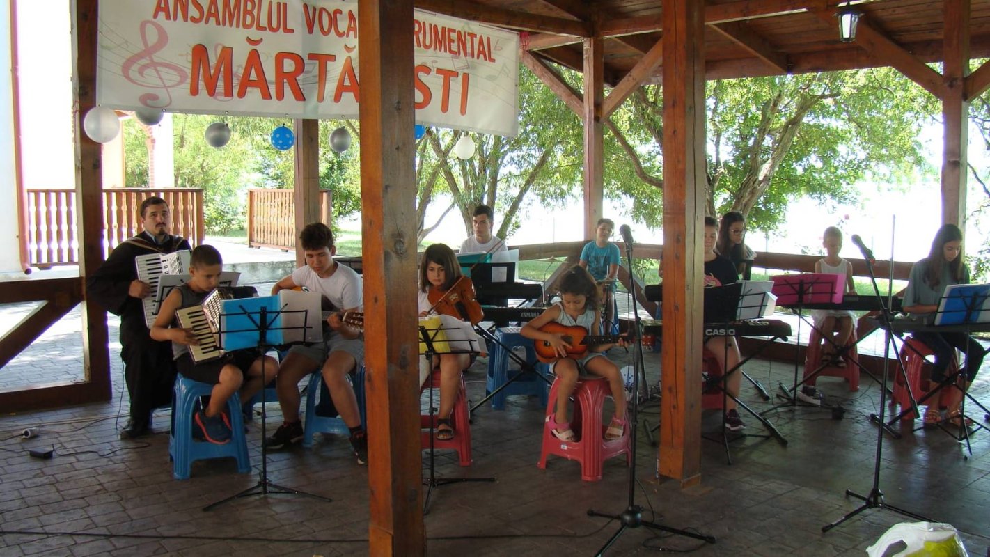 Bucurii pentru copiii din localitatea brăileană Mărtăceşti 178565