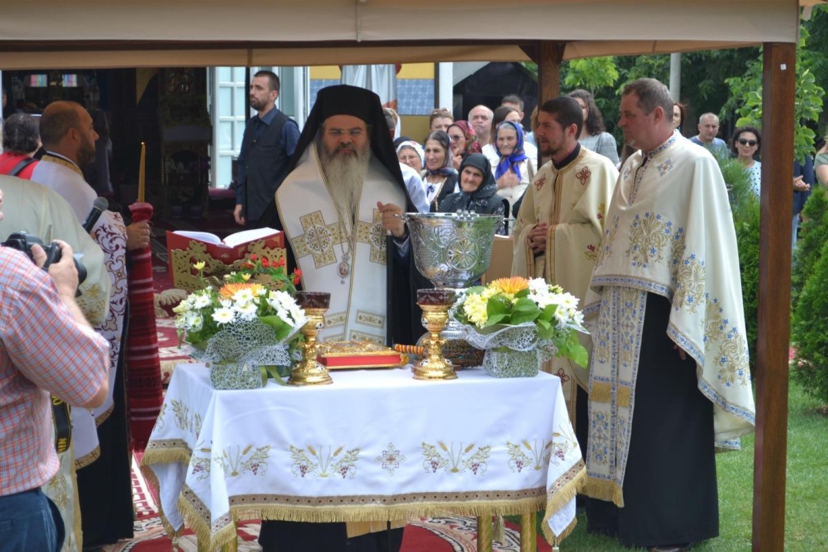 Trei troițe au fost sfințite la Vaslui 178736