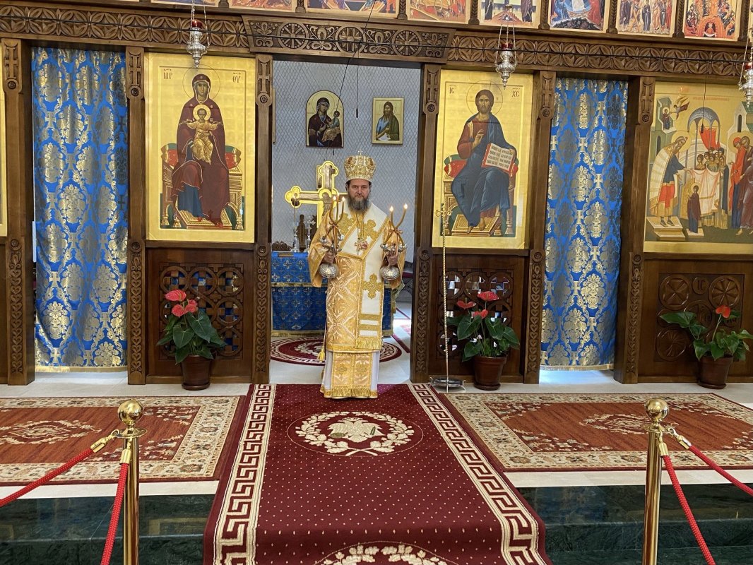 Românii din diasporă vizitați și binecuvântați de ierarhii lor  179004