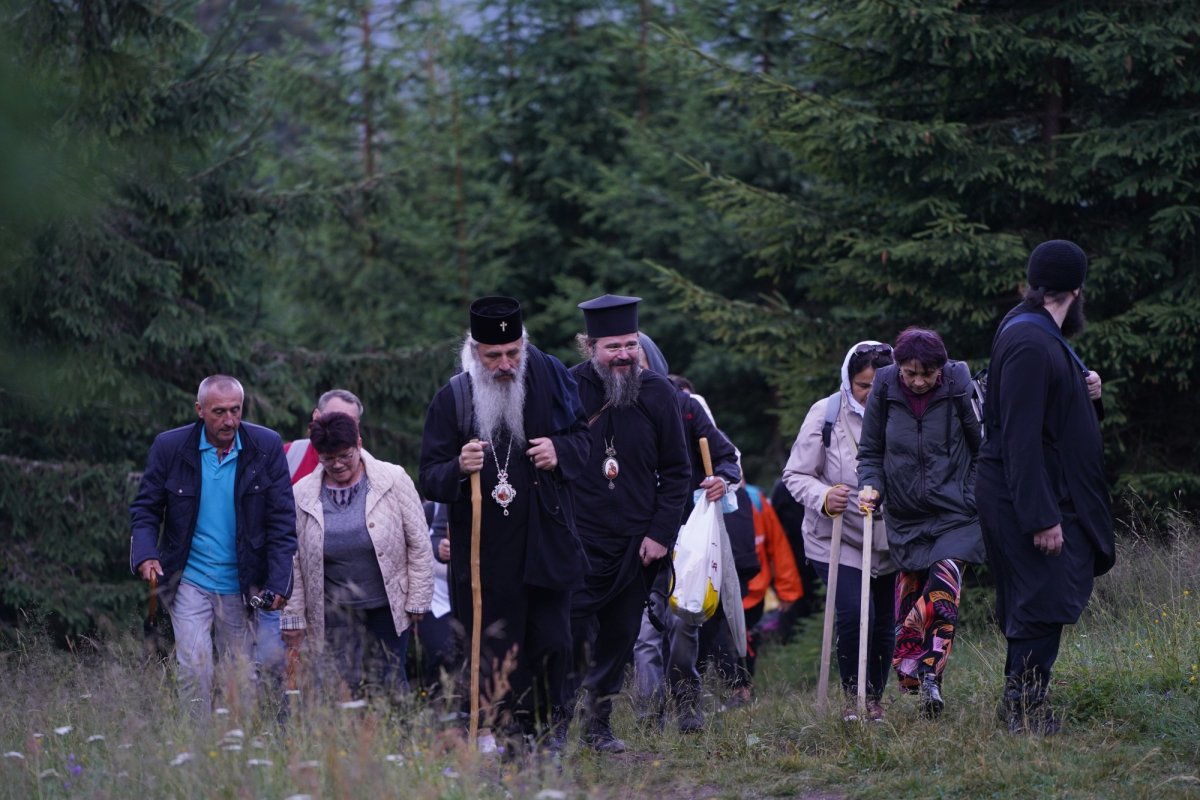 Pelerinaj al credincioșilor pe muntele Ceahlău 179298