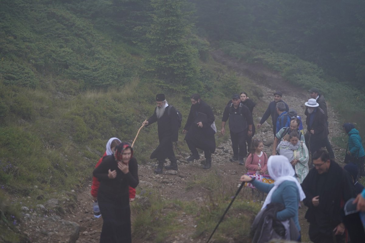 Pelerinaj al credincioșilor pe muntele Ceahlău 179307