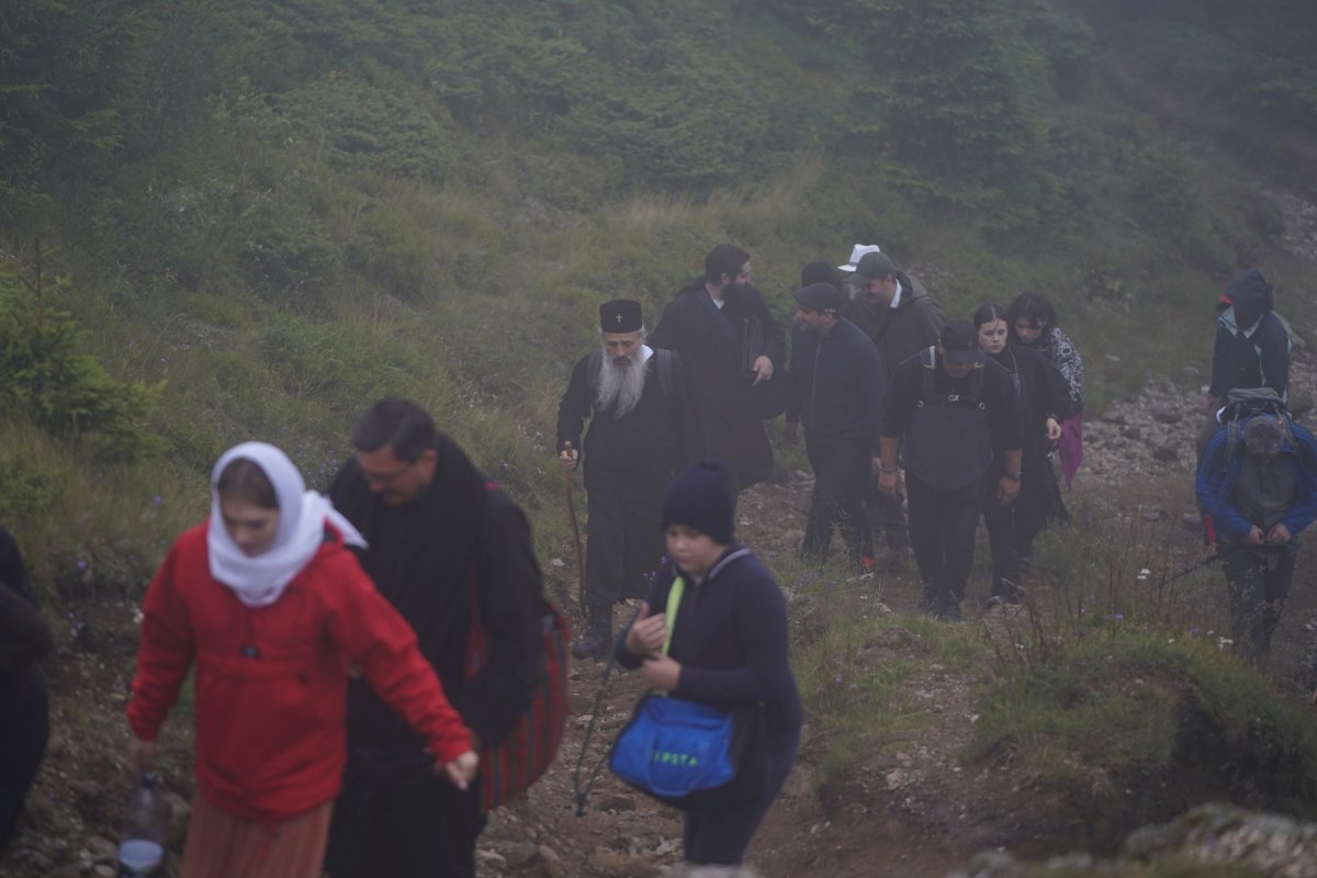 Pelerinaj al credincioșilor pe muntele Ceahlău 179308