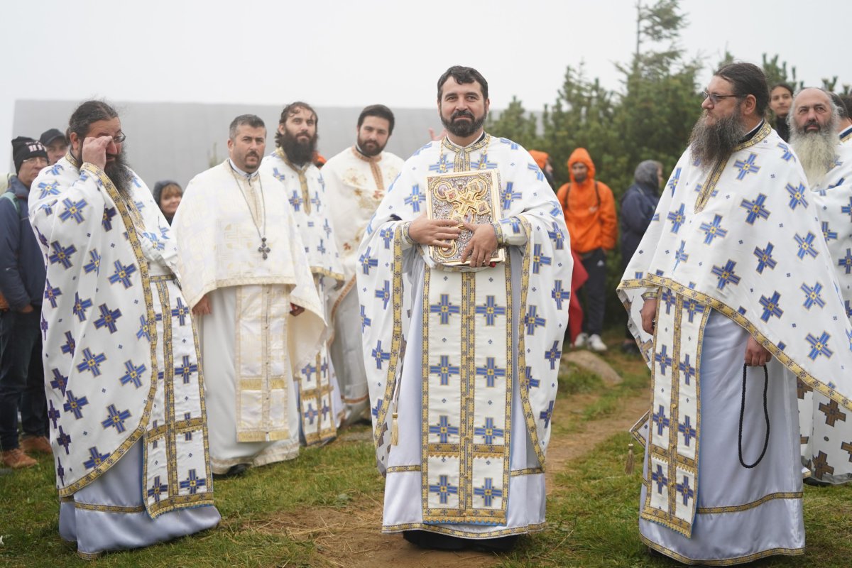 Pelerinaj al credincioșilor pe muntele Ceahlău 179313