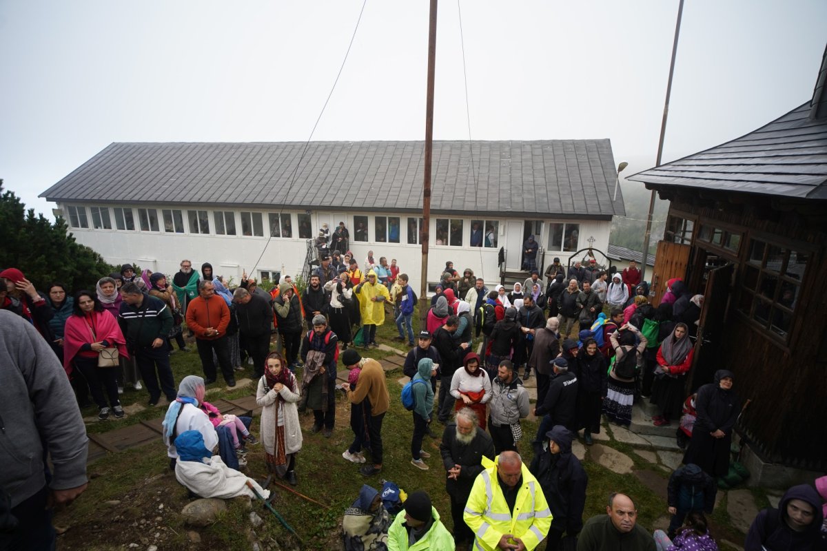 Pelerinaj al credincioșilor pe muntele Ceahlău 179321