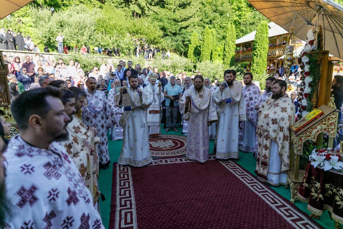 Mulțime de credincioși au prăznuit-o pe Sfânta Teodora la Mănăstirea Sihla 179536