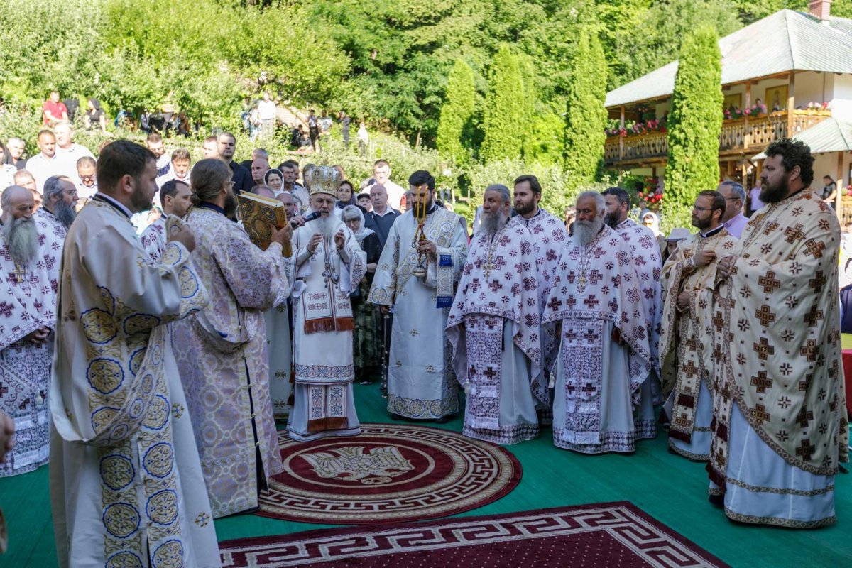 Mulțime de credincioși au prăznuit-o pe Sfânta Teodora la Mănăstirea Sihla 179543