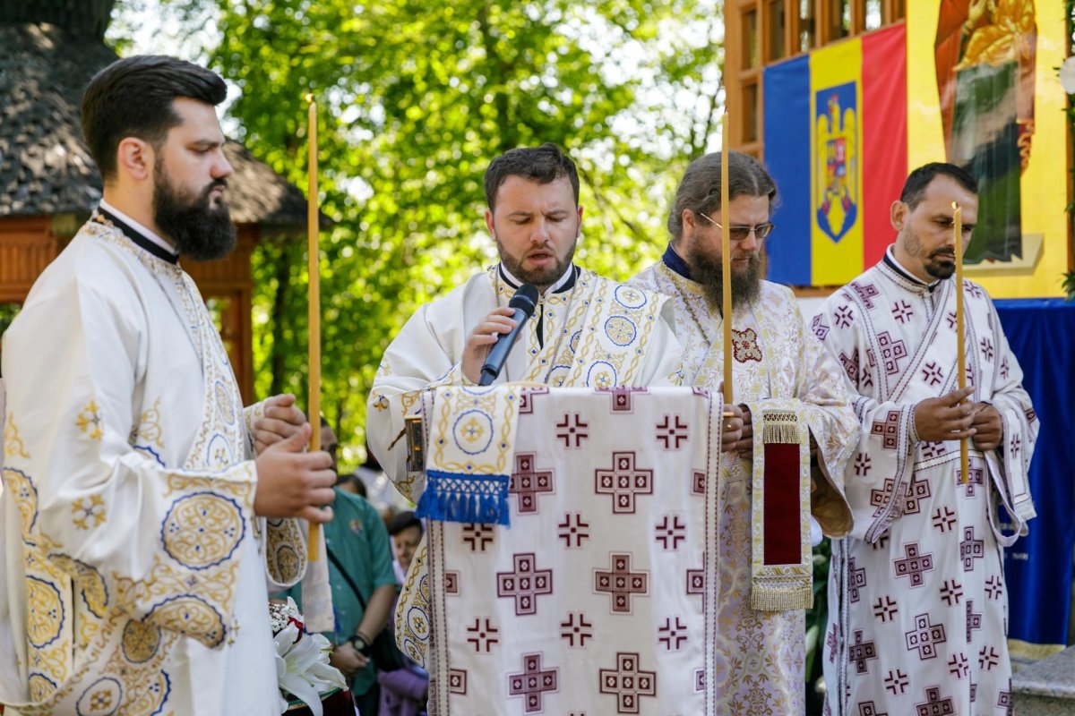 Mulțime de credincioși au prăznuit-o pe Sfânta Teodora la Mănăstirea Sihla 179551