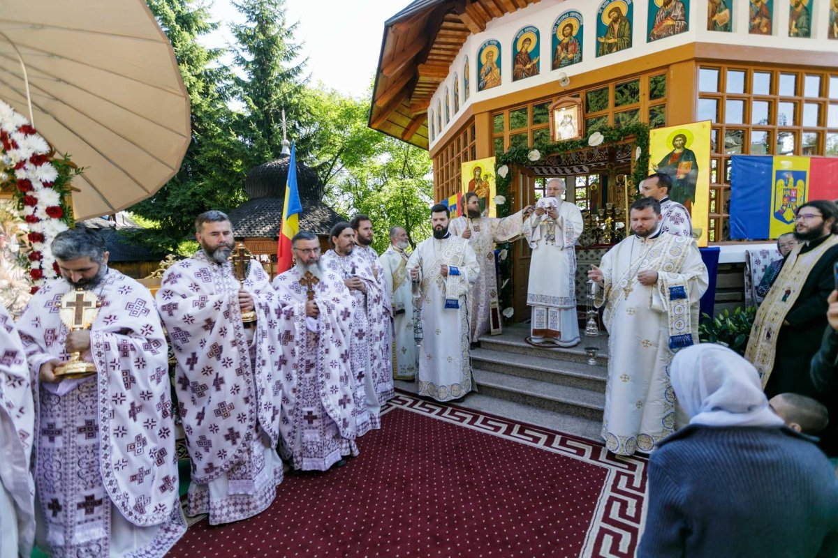 Mulțime de credincioși au prăznuit-o pe Sfânta Teodora la Mănăstirea Sihla 179560