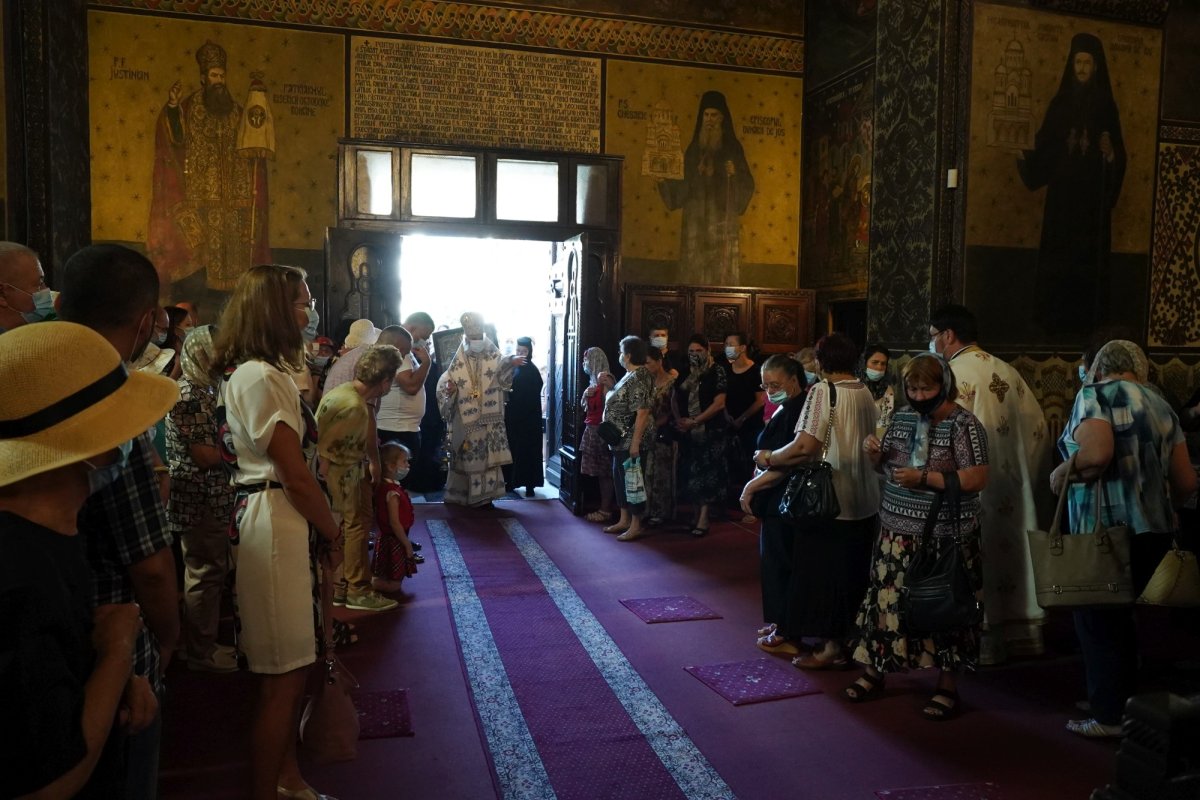 Tradiționala procesiune cu Icoana Maicii Domnului de la Mănăstirea Adam 179579