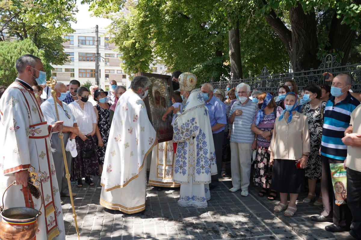 Tradiționala procesiune cu Icoana Maicii Domnului de la Mănăstirea Adam 179587