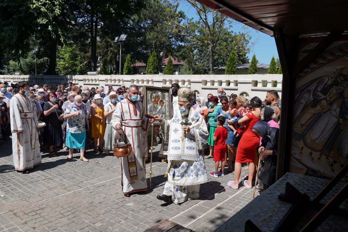 Tradiționala procesiune cu Icoana Maicii Domnului de la Mănăstirea Adam 179591