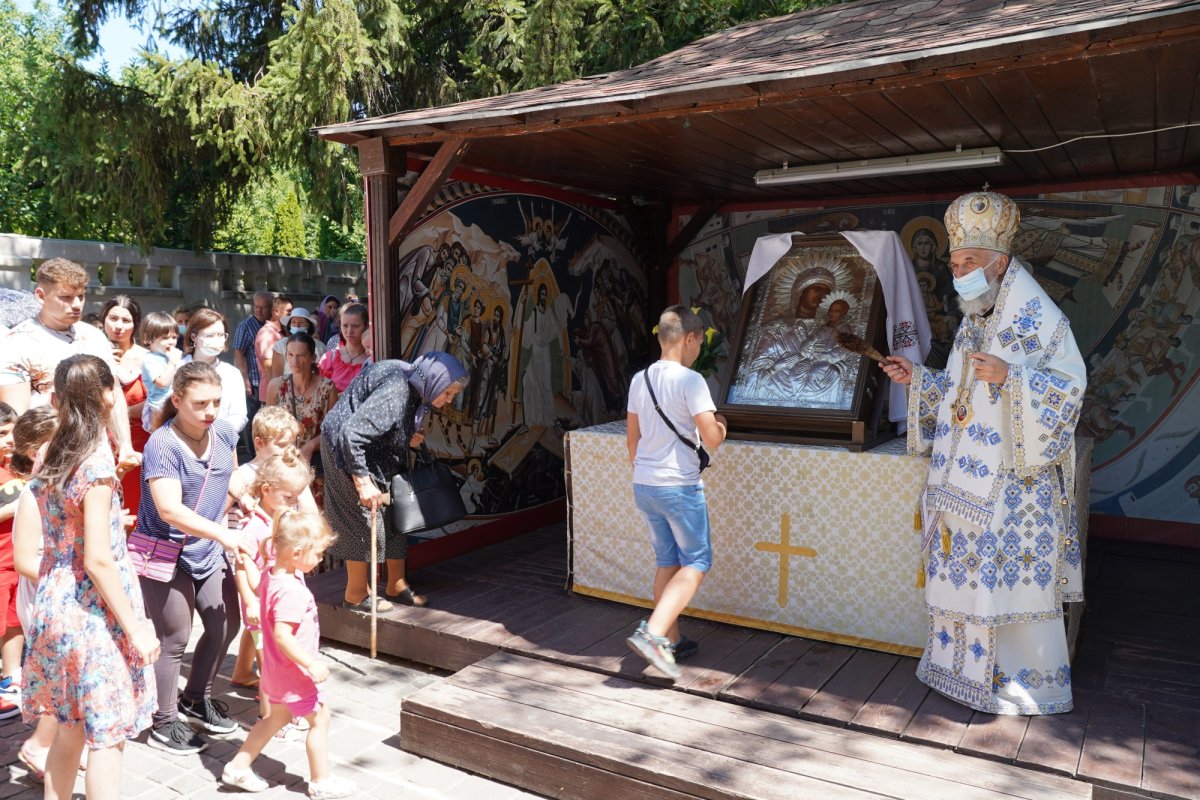 Tradiționala procesiune cu Icoana Maicii Domnului de la Mănăstirea Adam 179593