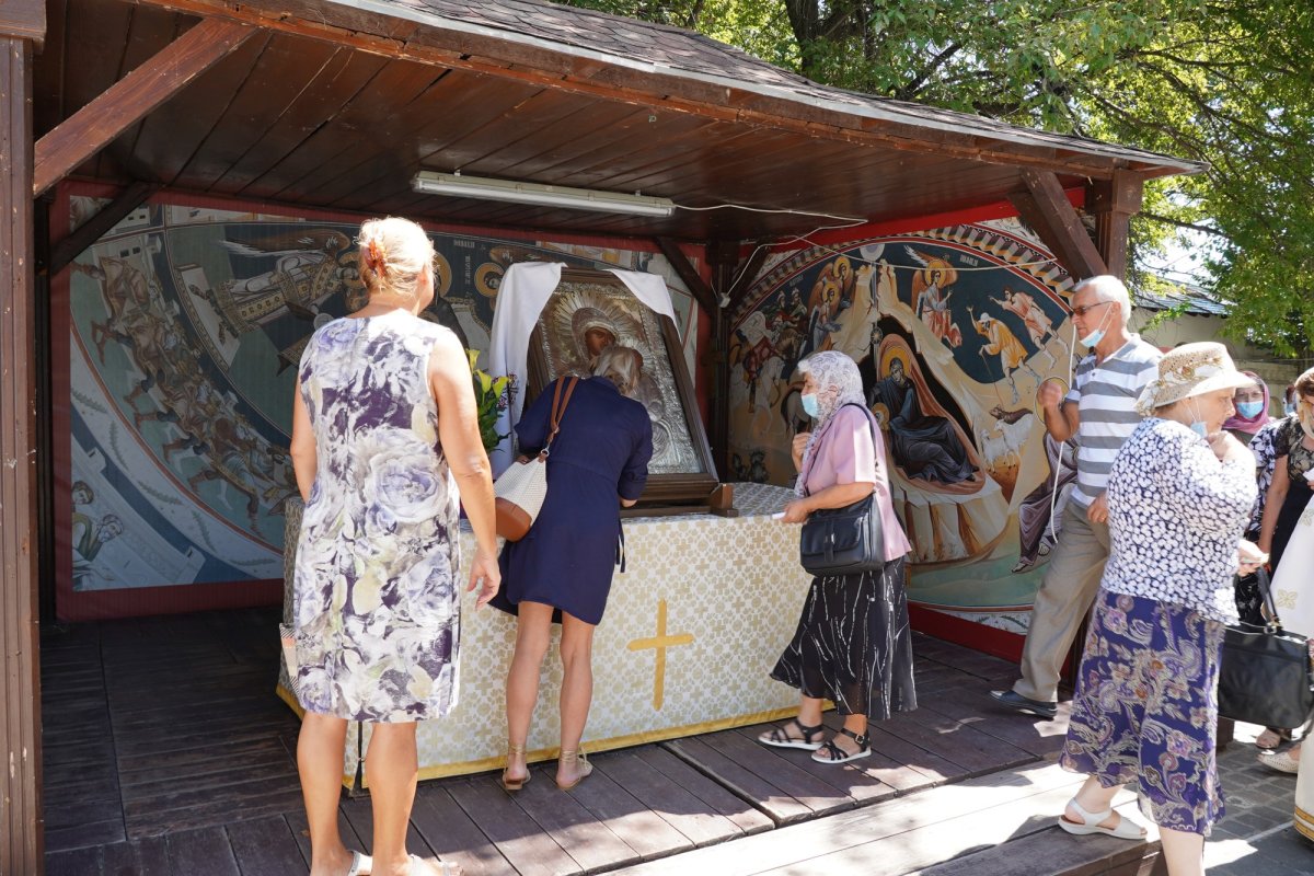 Tradiționala procesiune cu Icoana Maicii Domnului de la Mănăstirea Adam 179595