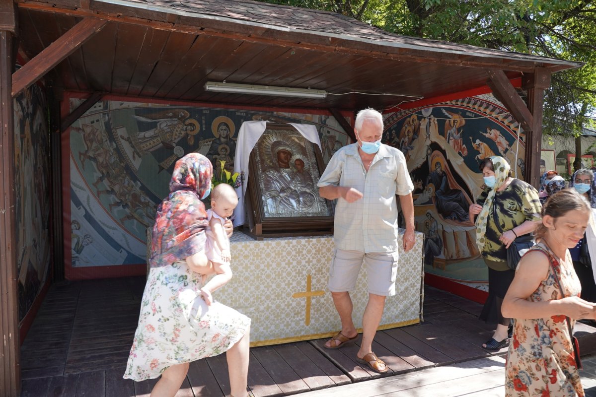 Tradiționala procesiune cu Icoana Maicii Domnului de la Mănăstirea Adam 179596
