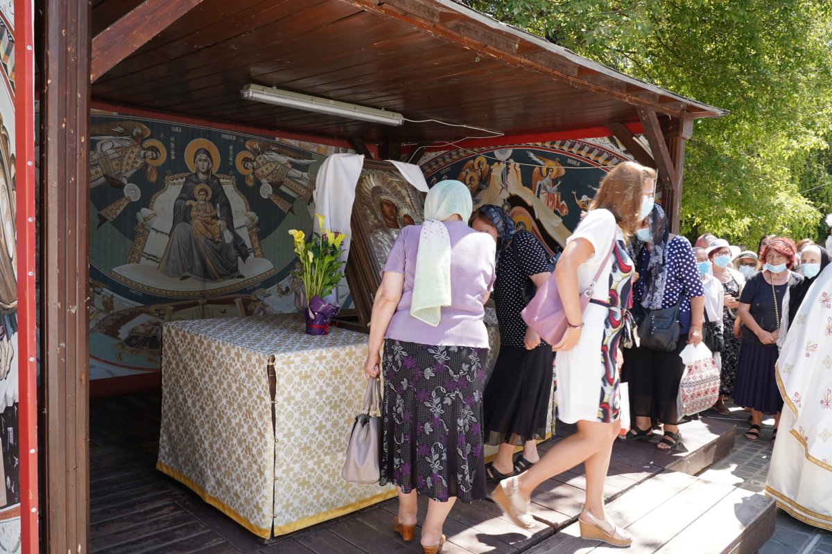 Tradiționala procesiune cu Icoana Maicii Domnului de la Mănăstirea Adam 179597