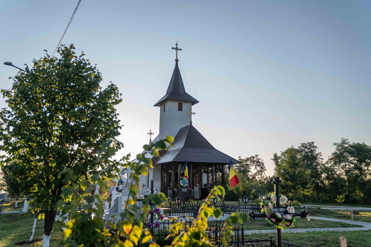 Doi ierarhi au sfințit biserica din cimitirul Parohiei Dealu Mare, Botoșani 179707