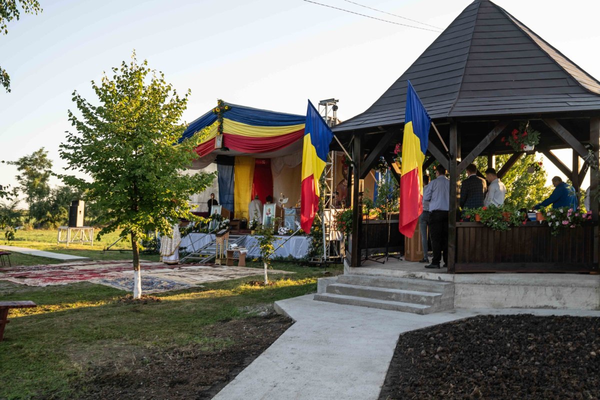 Doi ierarhi au sfințit biserica din cimitirul Parohiei Dealu Mare, Botoșani 179708