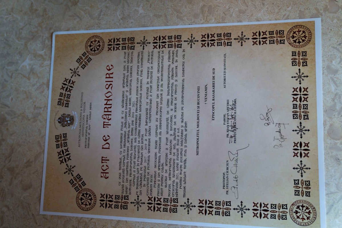 Doi ierarhi au sfințit biserica din cimitirul Parohiei Dealu Mare, Botoșani 179709