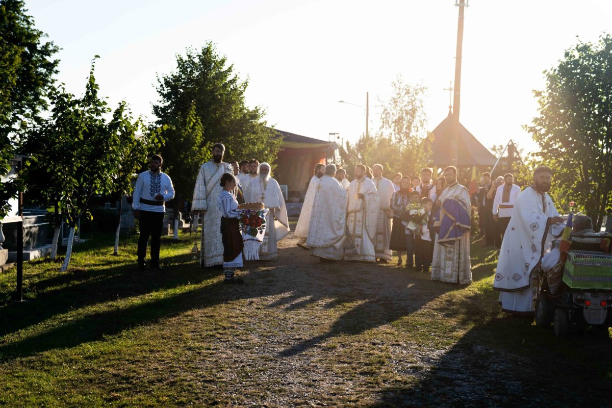 Doi ierarhi au sfințit biserica din cimitirul Parohiei Dealu Mare, Botoșani 179711