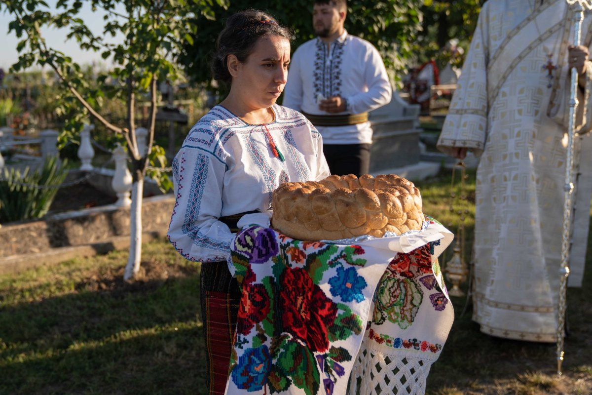 Doi ierarhi au sfințit biserica din cimitirul Parohiei Dealu Mare, Botoșani 179712