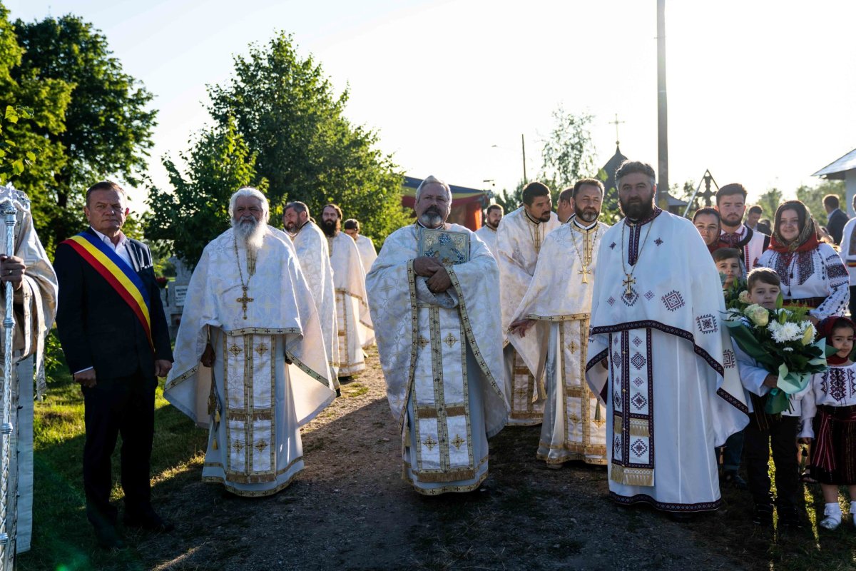 Doi ierarhi au sfințit biserica din cimitirul Parohiei Dealu Mare, Botoșani 179713