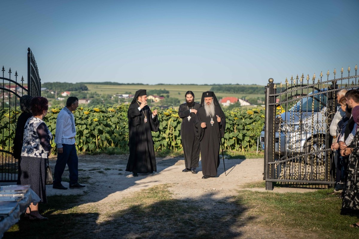Doi ierarhi au sfințit biserica din cimitirul Parohiei Dealu Mare, Botoșani 179714