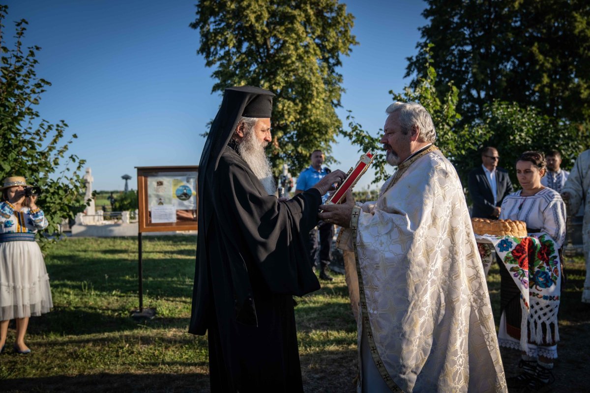 Doi ierarhi au sfințit biserica din cimitirul Parohiei Dealu Mare, Botoșani 179716