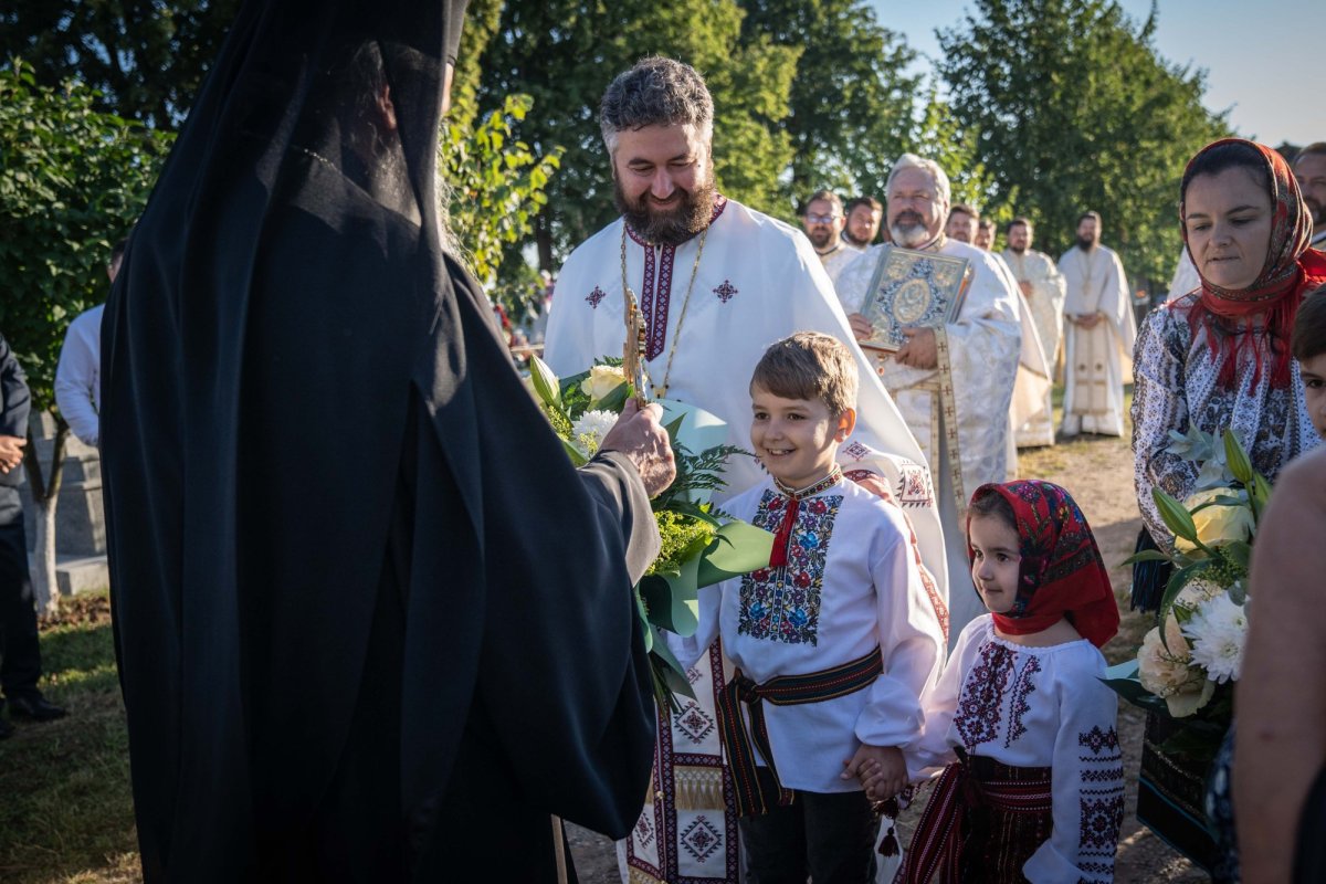 Doi ierarhi au sfințit biserica din cimitirul Parohiei Dealu Mare, Botoșani 179717