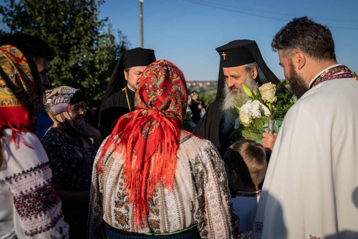Doi ierarhi au sfințit biserica din cimitirul Parohiei Dealu Mare, Botoșani 179718