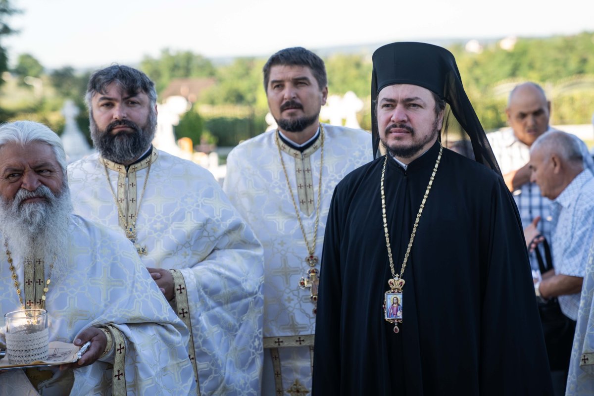 Doi ierarhi au sfințit biserica din cimitirul Parohiei Dealu Mare, Botoșani 179719