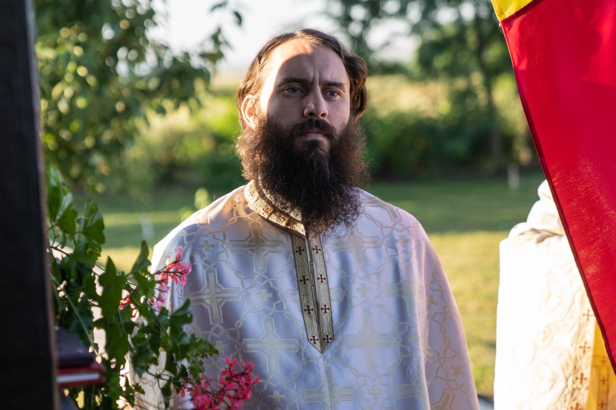 Doi ierarhi au sfințit biserica din cimitirul Parohiei Dealu Mare, Botoșani 179720