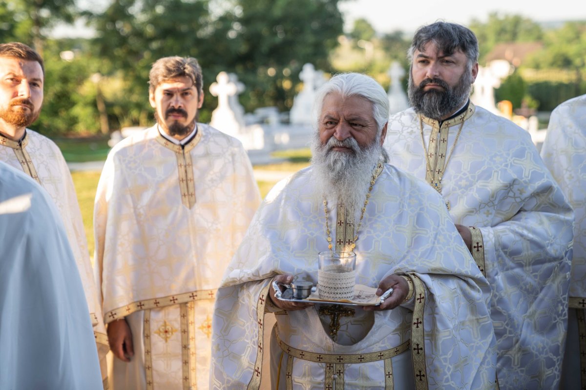 Doi ierarhi au sfințit biserica din cimitirul Parohiei Dealu Mare, Botoșani 179721