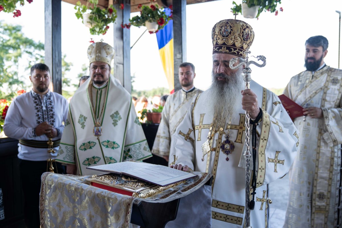 Doi ierarhi au sfințit biserica din cimitirul Parohiei Dealu Mare, Botoșani 179723