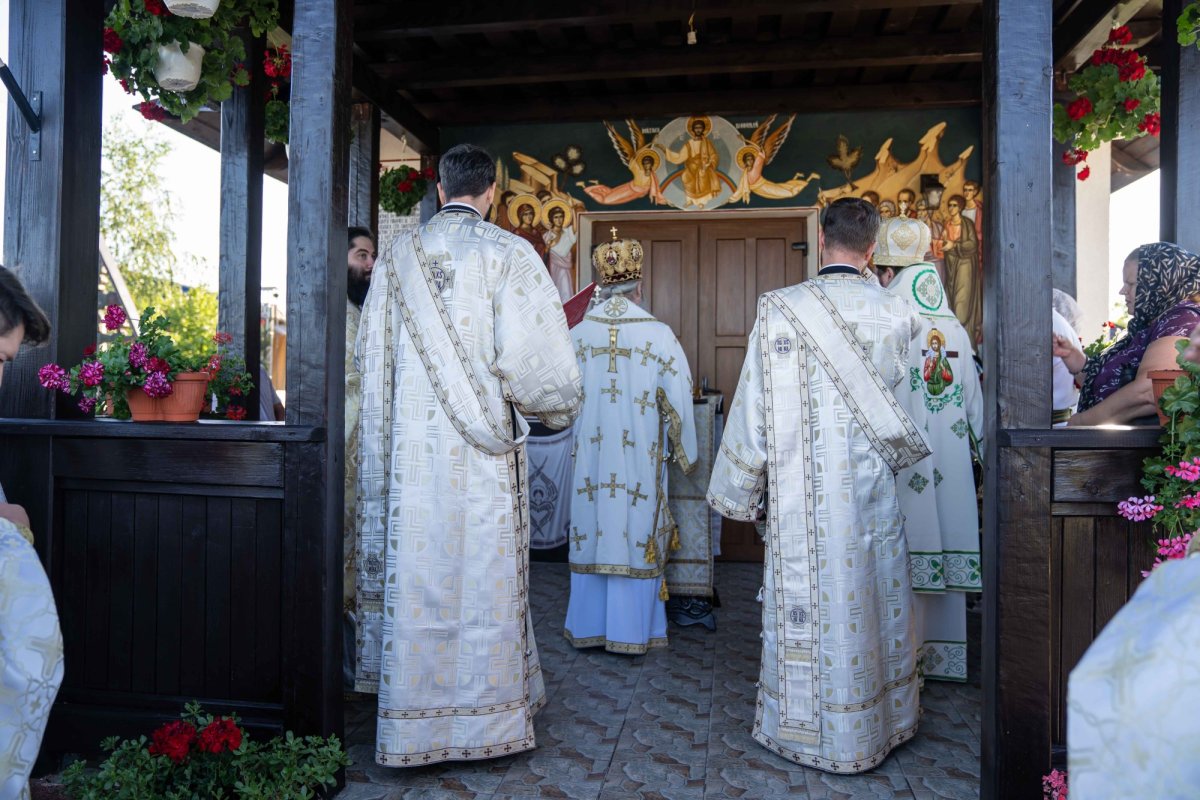 Doi ierarhi au sfințit biserica din cimitirul Parohiei Dealu Mare, Botoșani 179724