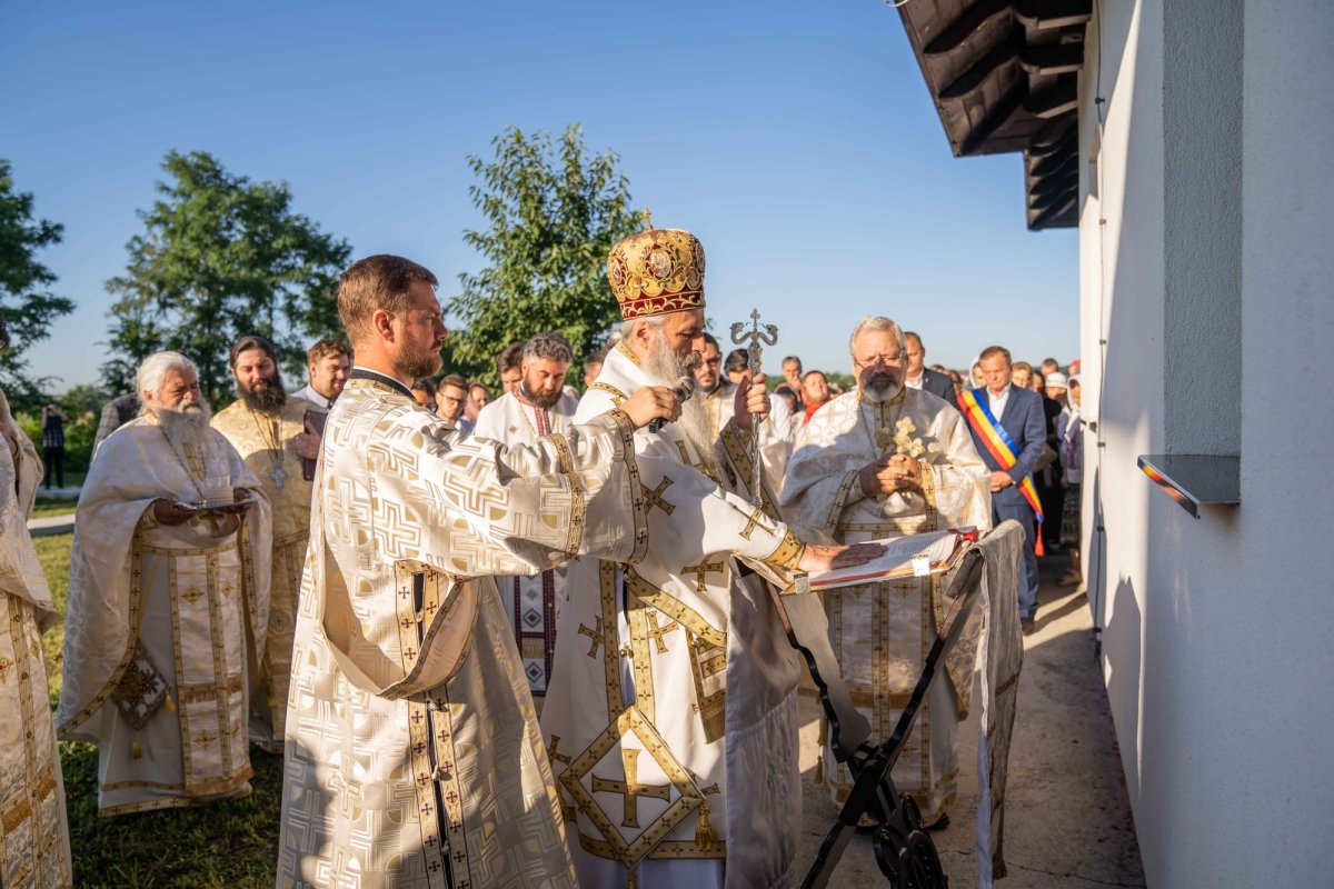 Doi ierarhi au sfințit biserica din cimitirul Parohiei Dealu Mare, Botoșani 179725