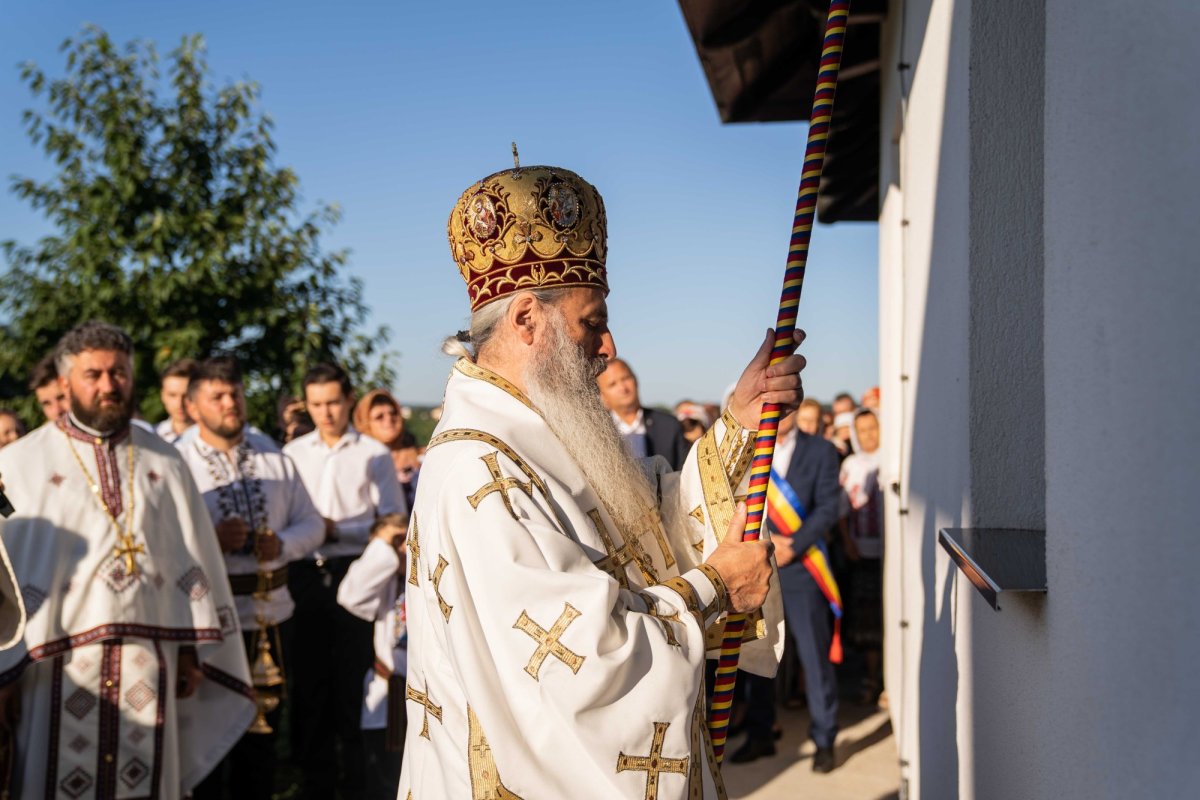 Doi ierarhi au sfințit biserica din cimitirul Parohiei Dealu Mare, Botoșani 179726