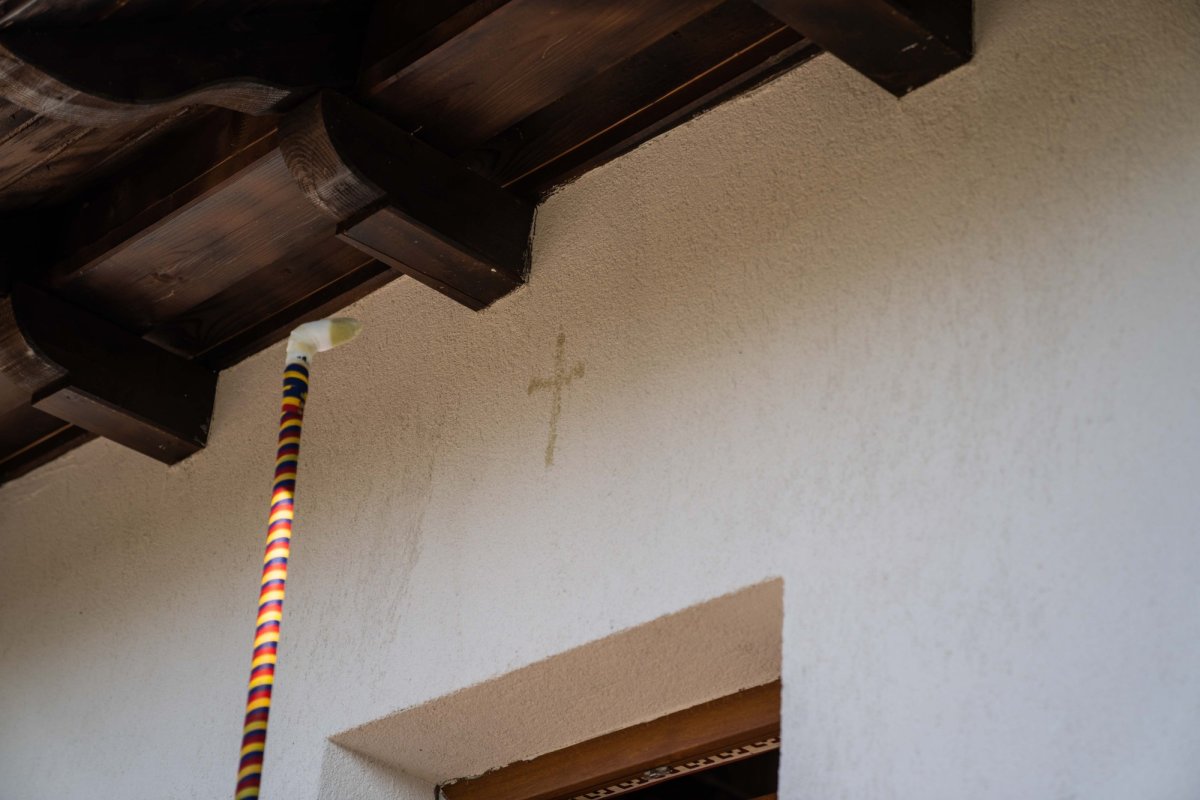 Doi ierarhi au sfințit biserica din cimitirul Parohiei Dealu Mare, Botoșani 179727