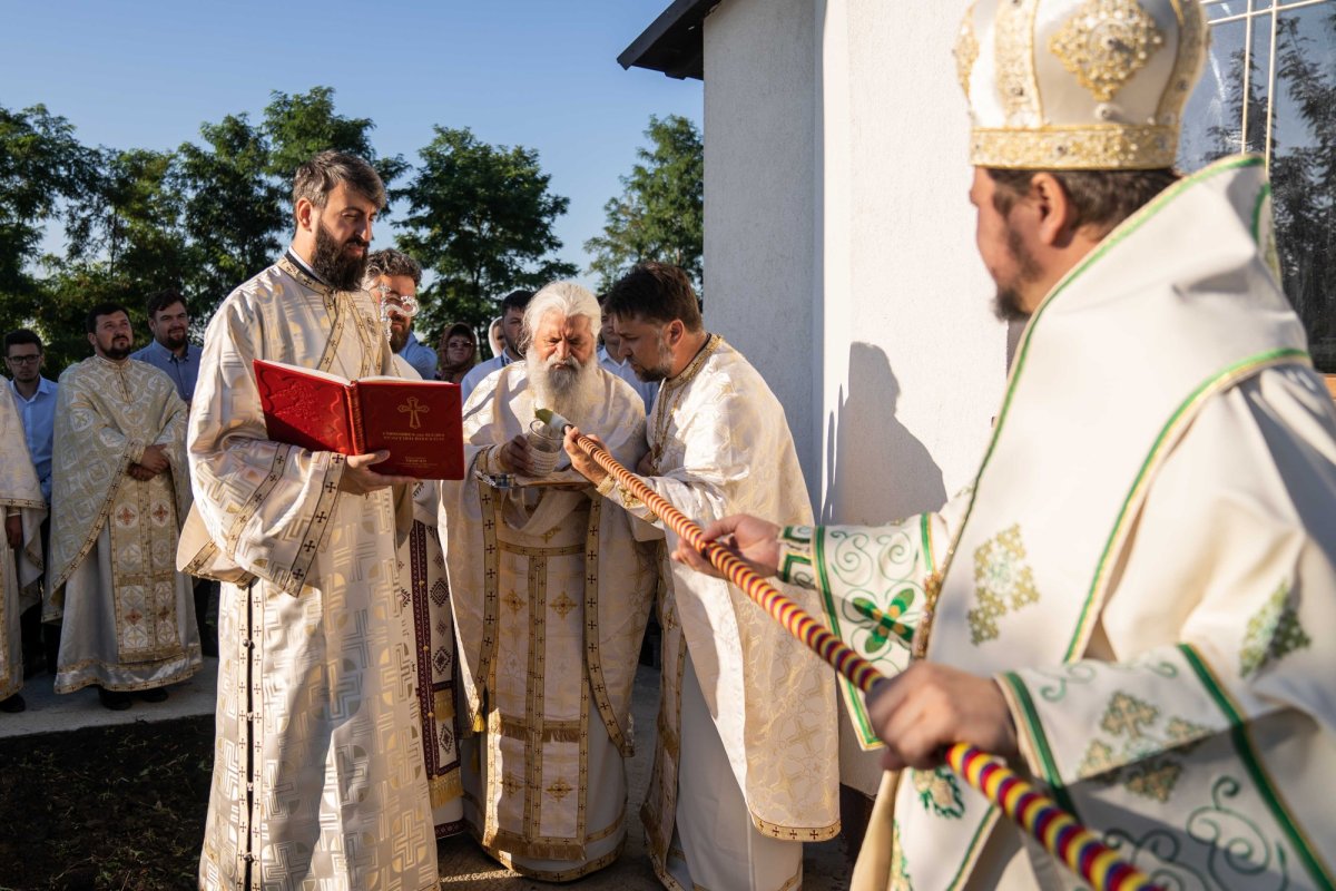 Doi ierarhi au sfințit biserica din cimitirul Parohiei Dealu Mare, Botoșani 179729