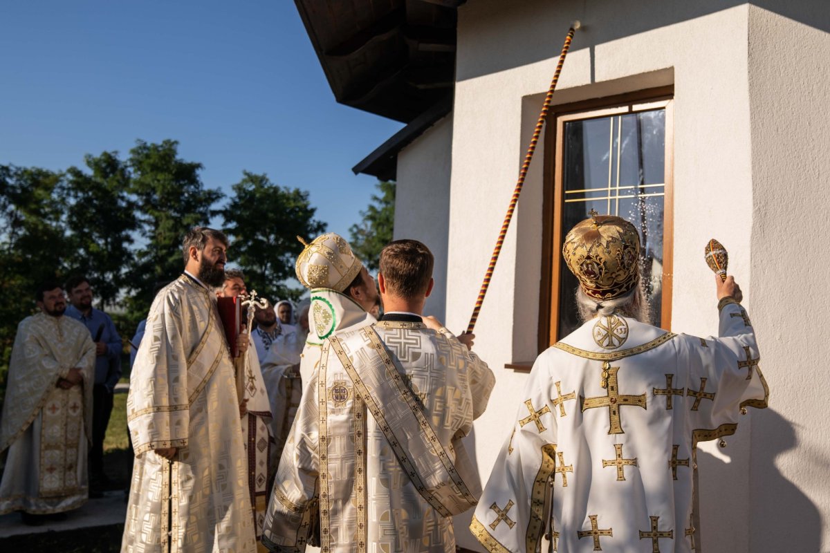 Doi ierarhi au sfințit biserica din cimitirul Parohiei Dealu Mare, Botoșani 179730