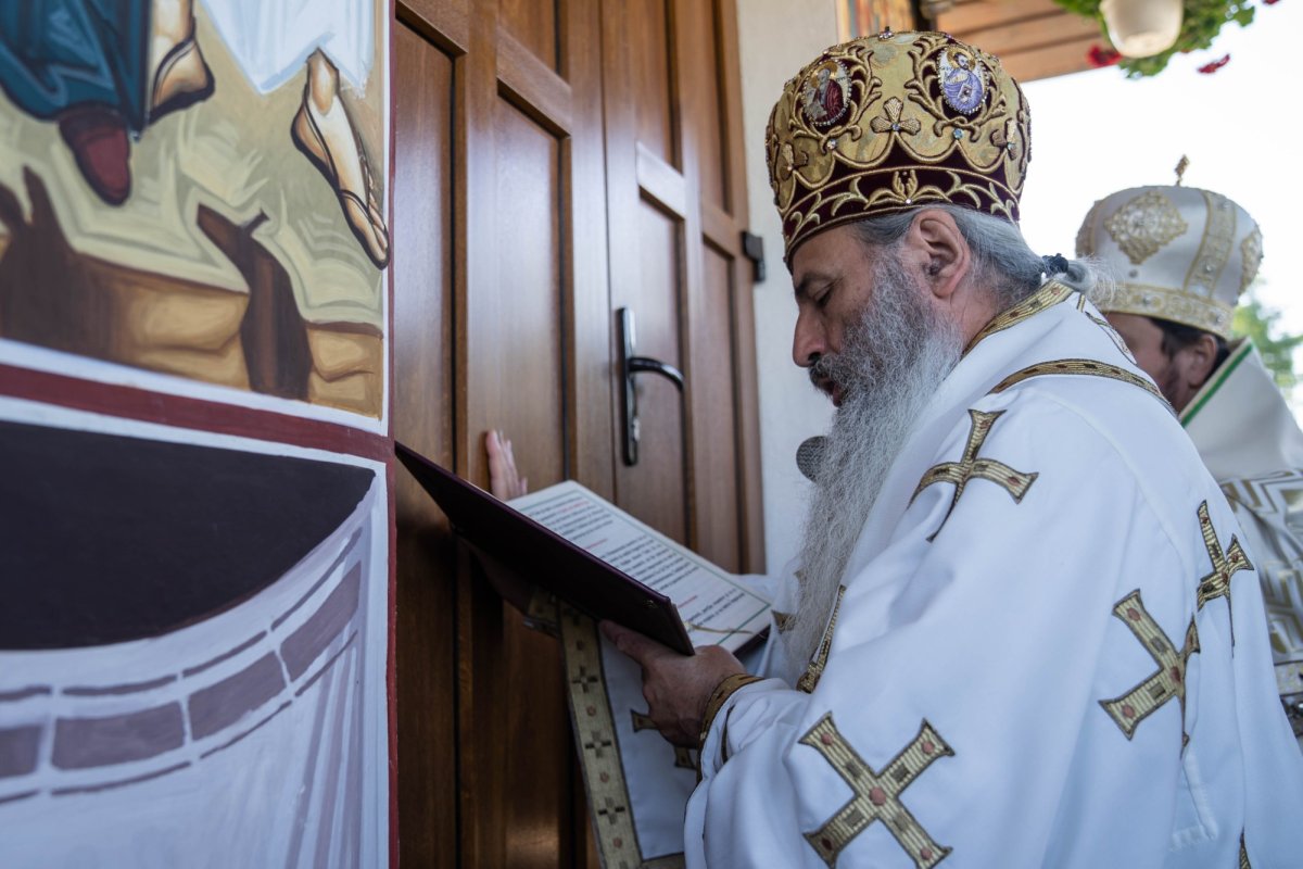 Doi ierarhi au sfințit biserica din cimitirul Parohiei Dealu Mare, Botoșani 179732