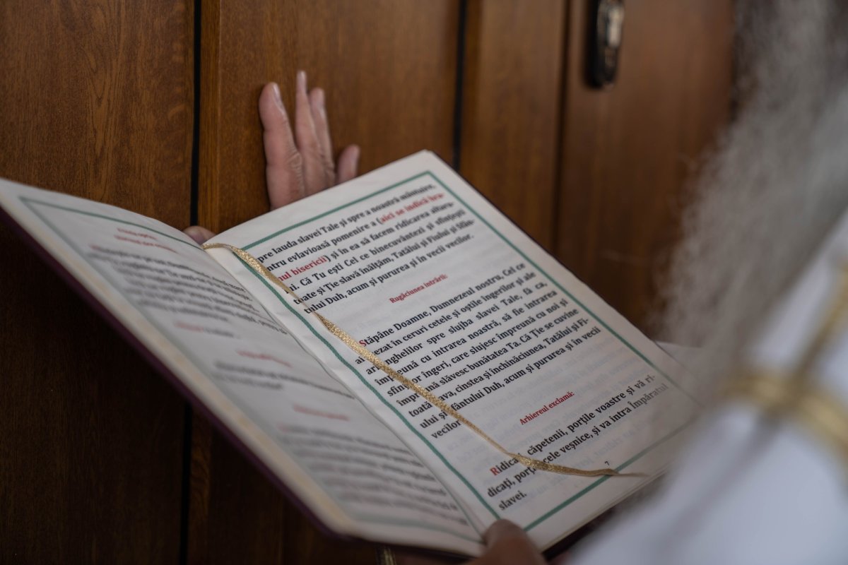 Doi ierarhi au sfințit biserica din cimitirul Parohiei Dealu Mare, Botoșani 179733