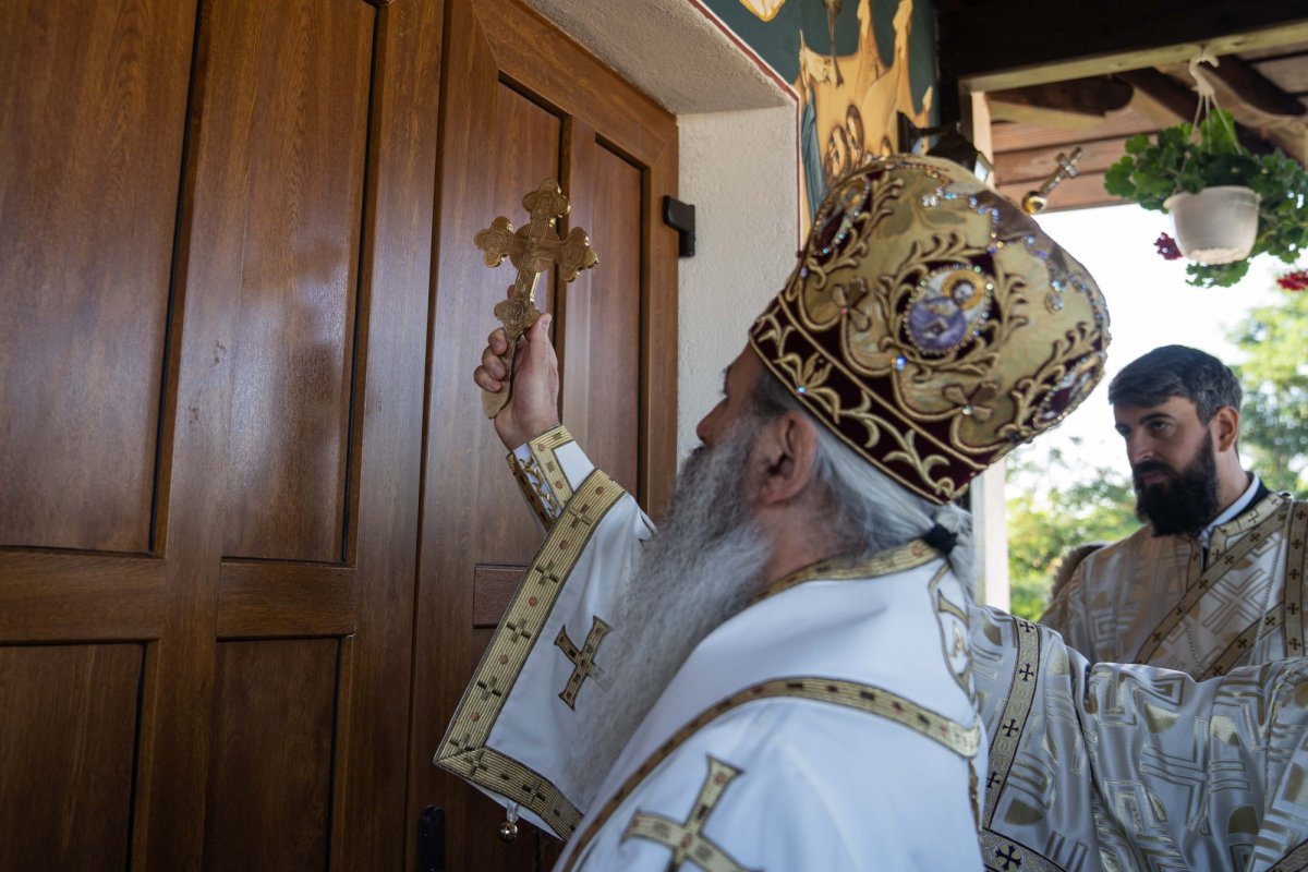 Doi ierarhi au sfințit biserica din cimitirul Parohiei Dealu Mare, Botoșani 179734